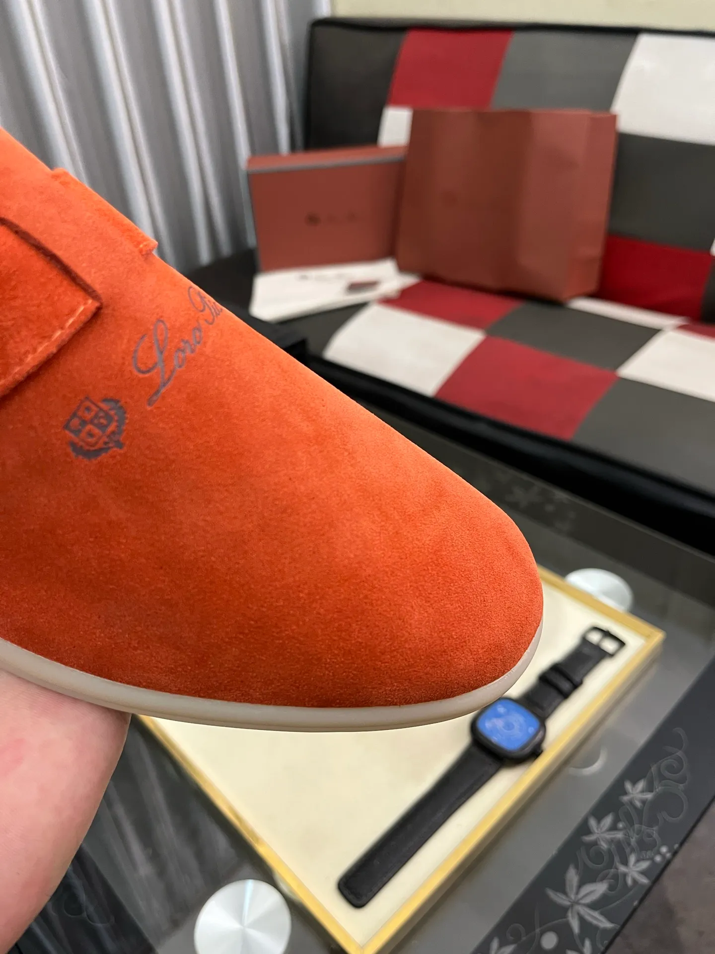 Men's men's shoes 💰458⌚️⌚️ Loro Piana's classic hot model lp top version of Pili casual shoes. It turns out that these are the casual shoes that are said to be able to walk 20,000 steps without getting tired. This pair has both good looks and feel. You will be completely lost as soon as you put it on. The minimalist design is eye-catching and durable, and it is a bonus for dressing. The soft feeling on the feet has outstanding texture, and it is very nice without abrasion on the feet. The soft and waxy soles make it easy to wear for daily use for a long time. Who can resist a pair of versatile and good-looking loafers? Don't be too elegant at all, the feel and texture of the feet are good, the key is to make the legs look longer and not tire the feet, the main thing is that it is just right!        Material: Original cowhide Lining: Original sheepskin Outsole: Original sole Size: 38-44